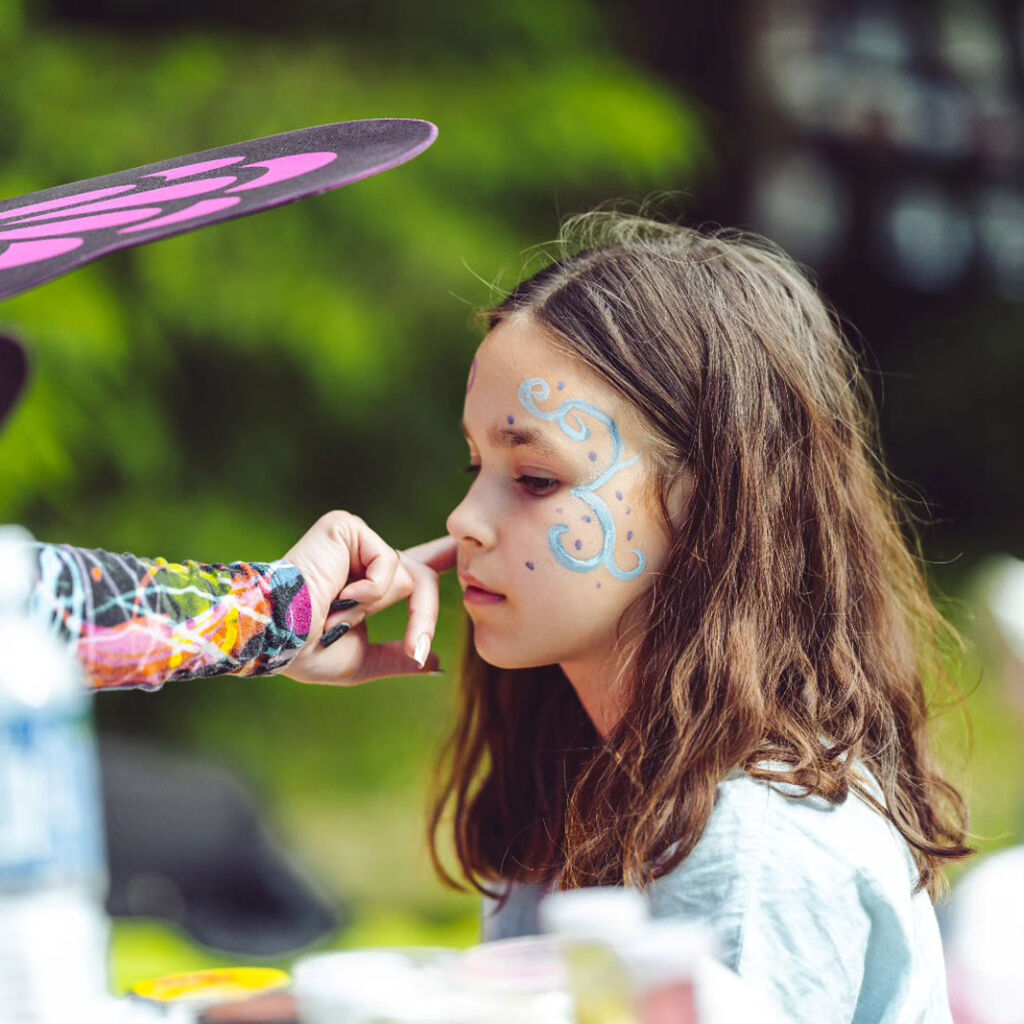 Veiduku-piesimas-paivairintas-blizguciais-ir-plunksnomis